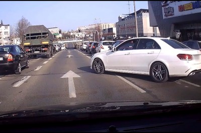 Kierowca Mercedesa któremu bardzo się spieszyło. Dla niego korki nie istnieją 