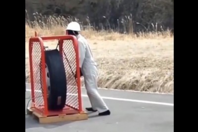 Oto jak niebezpieczny może być wystrzał opony na przykładzie manekina