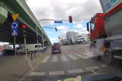 Kierowca ciężarówki pędzi jak szalony i przejeżdża na czerwonym - Warszawa