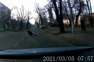 Wywróciła się tuż przed jadącym samochodem. Prawdziwe oszukać przeznaczenie