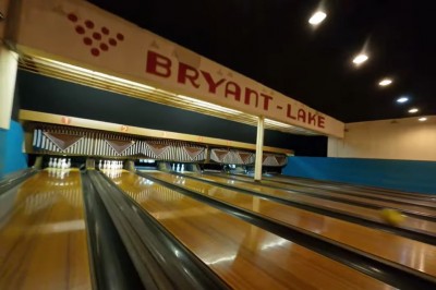 Dron wpada na kręgielnie. Rewelacyjne ujęcia ze środka