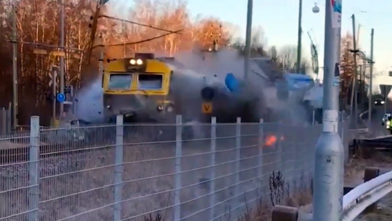 Pociąg pasażerski kontra autobus na przejeździe. Nagranie ze Szwecji