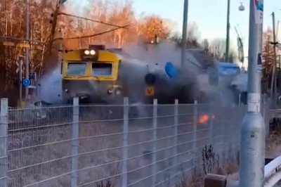 Pociąg pasażerski kontra autobus na przejeździe. Nagranie ze Szwecji 