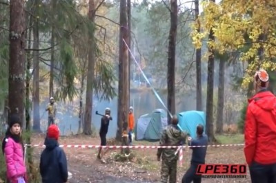 Kierownik wycinki drzew. Gość wie w którą stronę uciekać, gdy leci drzewo