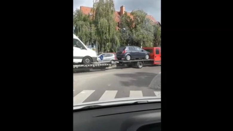 Mocne przegięcie w transporcie samochodów na lawecie