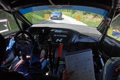 O mały włos od czołówki na rajdzie. Nagranie z przejazdu 