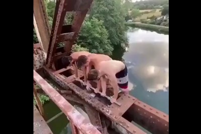 Hardcorowa huśtawka na przęśle. Trzech śmiałków i ich skok do wody