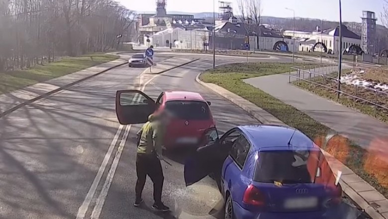 Zajechał drogę i kijem golfowym wybił szybę. Nagranie w Wałbrzycha