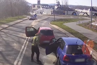 Zajechał drogę i kijem golfowym wybił szybę. Nagranie w Wałbrzycha 