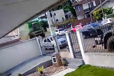 Kombajn bez hamulców sieje zniszczenie na osiedlowej drodze