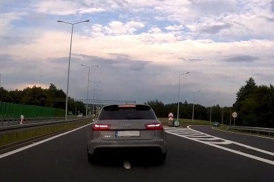 Wkurzony kierowca Audi RS6 kontra wyprzedzający kierowca na S52
