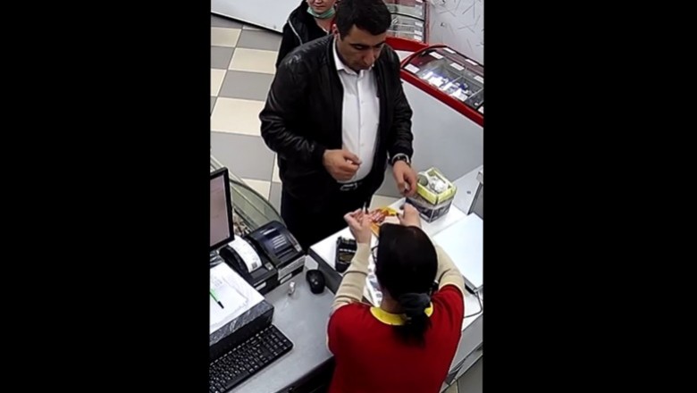 Pan szybkie ręce pokazuje sztuczkę ekspedientce