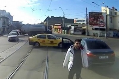 Cwaniaczek z BMW kontra motorniczy tramwaju. To się zdziwił