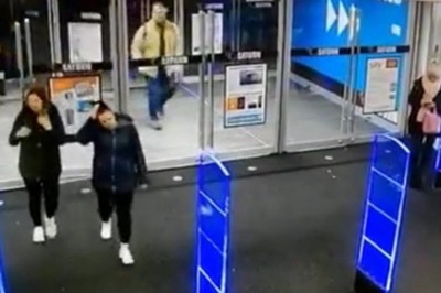 Gościa mocno poniosło podczas wchodzenia do sklepu. Ma rozmach