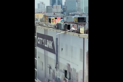 Zrzucanie złomu z 10 piętra budynku w Warszawie