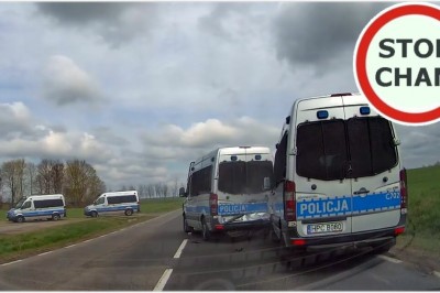 Kolizja 3 policyjnych radiowozów. Nagranie z wideorejestratora 