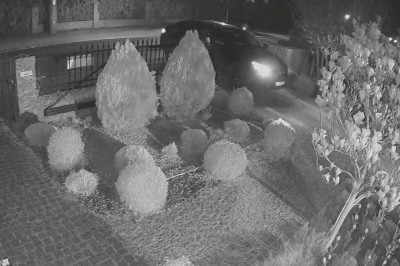 Nawet brama nie pomogła. Nagranie z kradzieży Mercedesa 