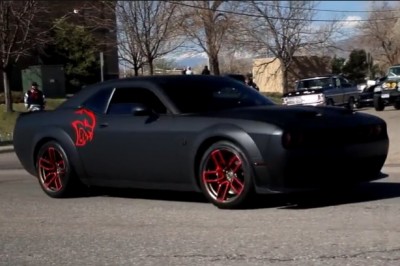 Chciał się popisać mocą Dodga, a tylko skasował dwa samochody