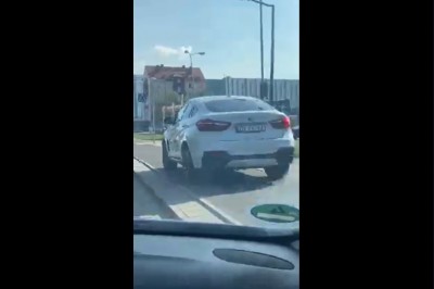 Stanie w korku jest dla leszczy. Bezczelna jazda po chodniku i ścieżce rowerowej