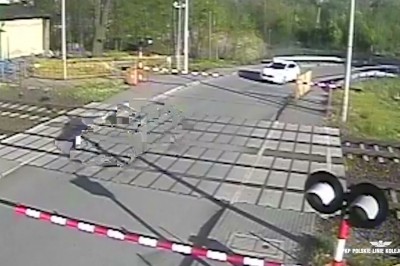 Nie zatrzymał się przed przejazdem. Niebezpieczne zderzenie pociągu z autem