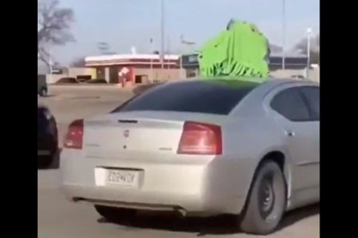 Zostawił dziecko na dachu auta i odjechał z parkingu