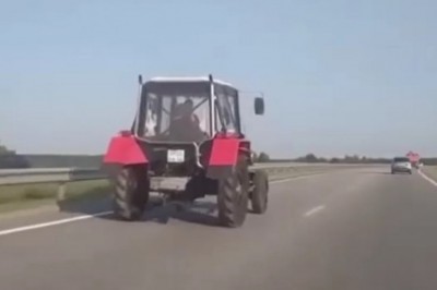 Lecisz sobie prawym pasem autostrady, a tu z lewej ciśnie traktor
