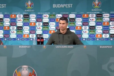 Ronaldo odsuwa colę sprzed siebie podczas konferencji prasowej 