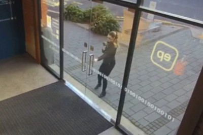 Gdy z rozmachem wchodzisz do biurowca podczas silnego wiatru