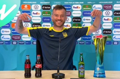 Ukraiński piłkarz śmieje się z akcji Ronaldo na konferencji prasowej