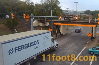 Gdy stwierdzisz, że przelecisz ciężarówką pod za niskim wiaduktem