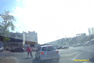 Potrącił rowerzystkę i uciekł z miejsca zdarzenia. Nagranie z wideorejestratora 