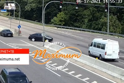 Szybka karma dla cwaniaka omijającego korek. Nagranie z monitoringu 