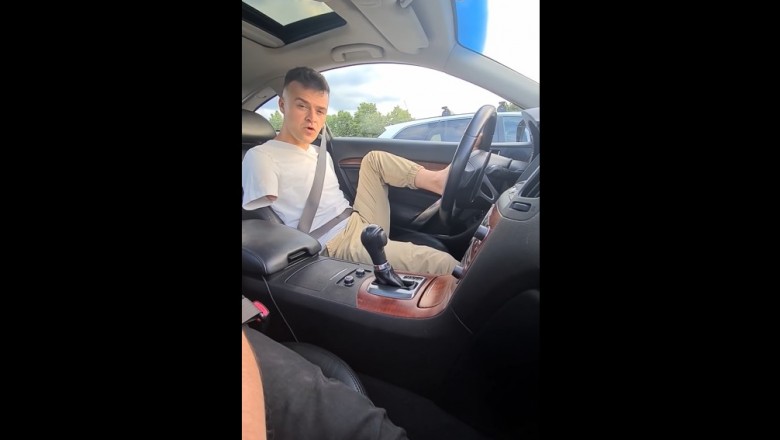 Gość pokazuje jak jeździ po Polsce prowadząc auto stopą