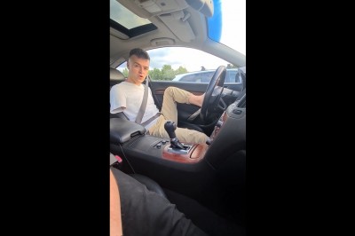 Gość pokazuje jak jeździ po Polsce prowadząc auto stopą 