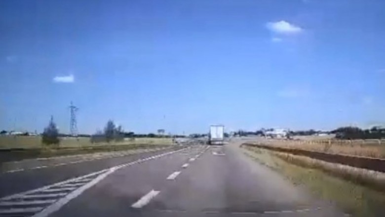 Wjechała osobówką wprost pod TIRa. Nagranie z wideorejestratora