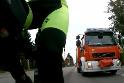 Strażak w wozie kontra rowerzysta, który nie widzi ścieżki rowerowej