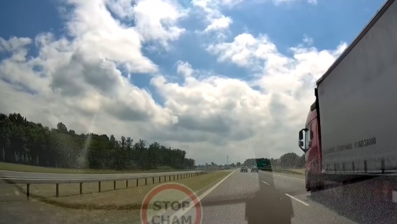 Pirat drogowy spycha auto i doprowadza do poślizgu