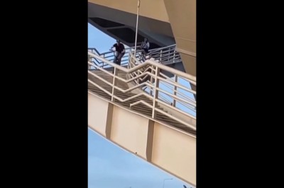 Testowanie schodów za pomocą głowy. Chyba trochę przesadził 