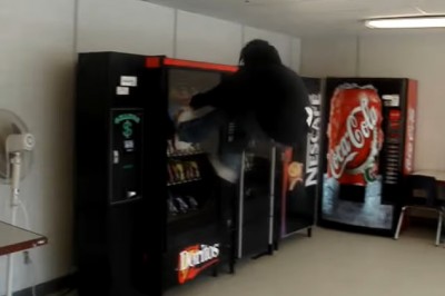 Chciał wyciągnąć za darmo paczkę czipsów. Mógł wyciągnąć ile chciał