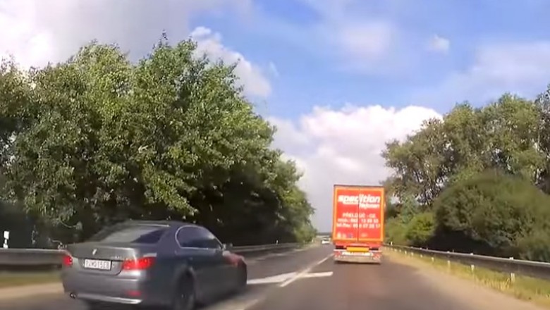 Kierowca BMW leci na czołówkę i spycha inne auta z drogi