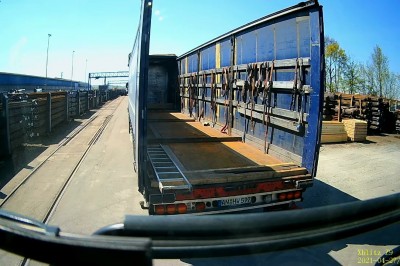 W ostatniej chwili uciekł przed nadjeżdżającym wagonem. To jest dopiero fart