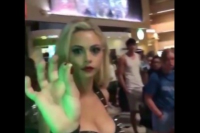 Blond dziewczyna i jej magiczna sztuczka 