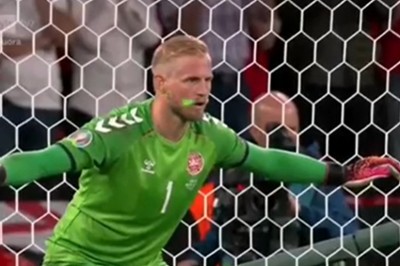 Duńskiego bramkarza oślepiano laserem podczas karnego 