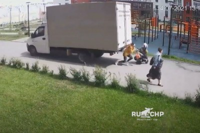 Kierowca busa kontra spacerująca matka z dzieckiem