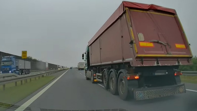 TIR spycha z drogi osobówkę na ekspresówce S8 koło Oleśnicy