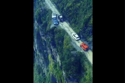 Mijanka na jednej z najniebezpieczniejszych dróg na świecie