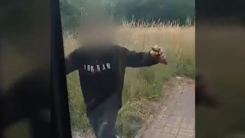 Seba wybija szybę i grozi kierowcy i pasażerom. Nagranie z Wałbrzycha