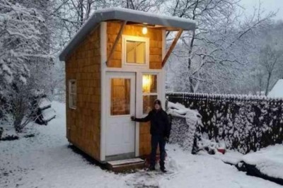 13 latek zbudował w ogrodzie mały domek. Gdy zajrzysz do środka to zaniemówisz