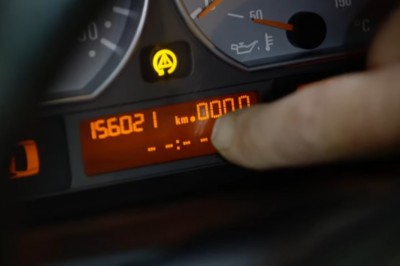 Handlarze go nienawidzą, czyli jak rozpoznać cofany przebieg w BMW