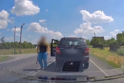 Wyskoczył z kijem baseballowym do kierowcy. Nagranie z wideorejestratora